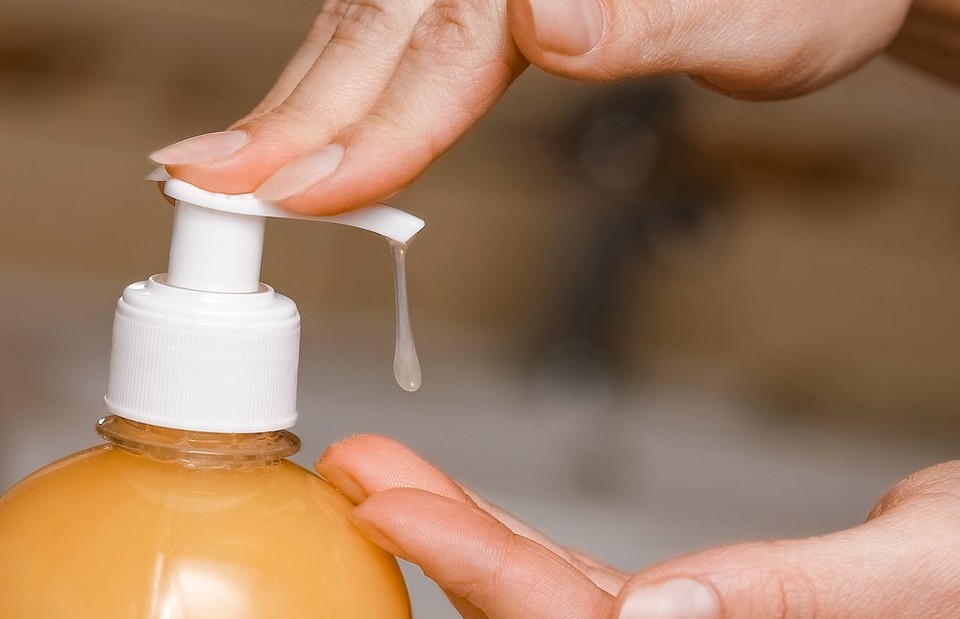Как правильно открыть жидкое мыло с дозатором